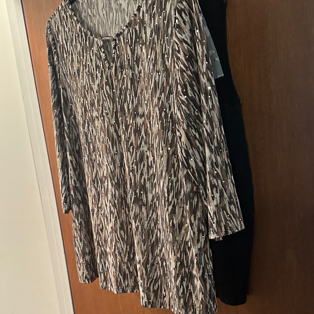Emily Daniel’s Women's Black and White Tan Sparkle polyester Spandex pattern top - Picture 4 of 6